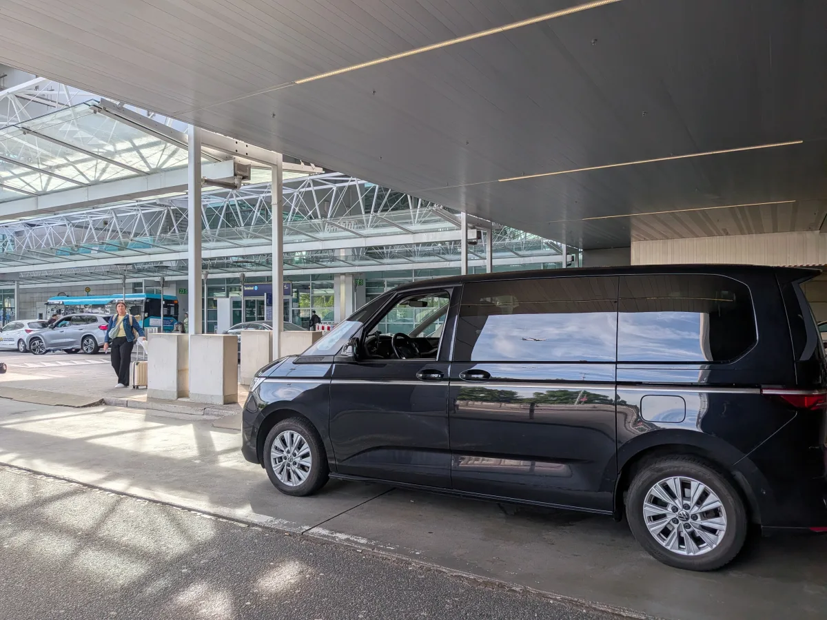Komfortabler, sicherer Transport im Premium-Van.