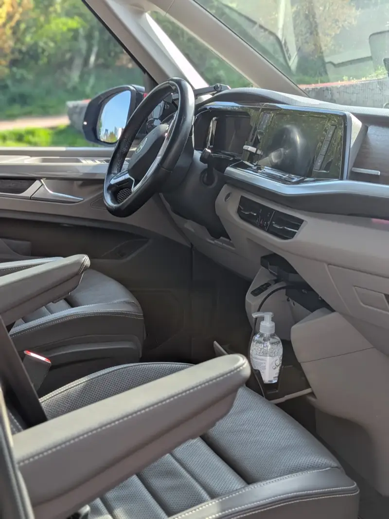 Modern cockpit of the VW T7 Multivan — Shuttle Service Hoffmann