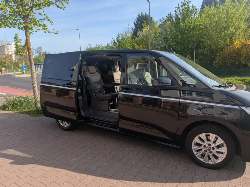 Electric sliding doors of the VW T7 Multivan — Shuttle Service Hoffmann