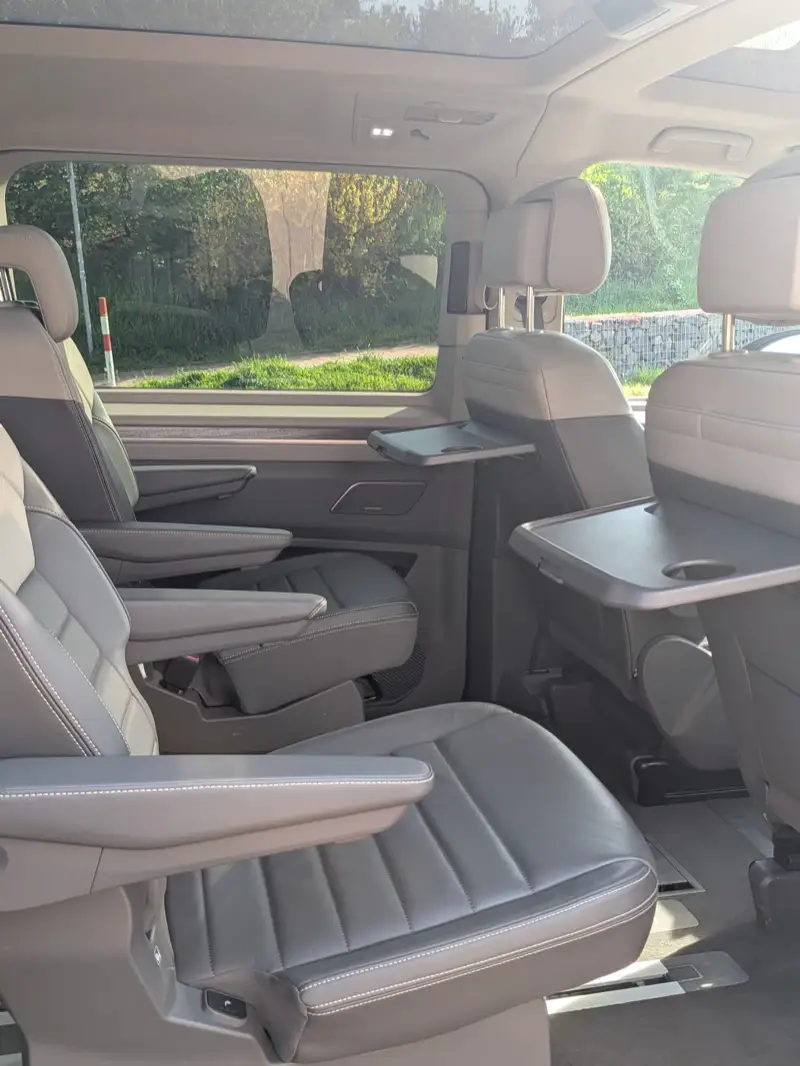 Fold-out tables for comfortable working during the ride — Shuttle Service Hoffmann