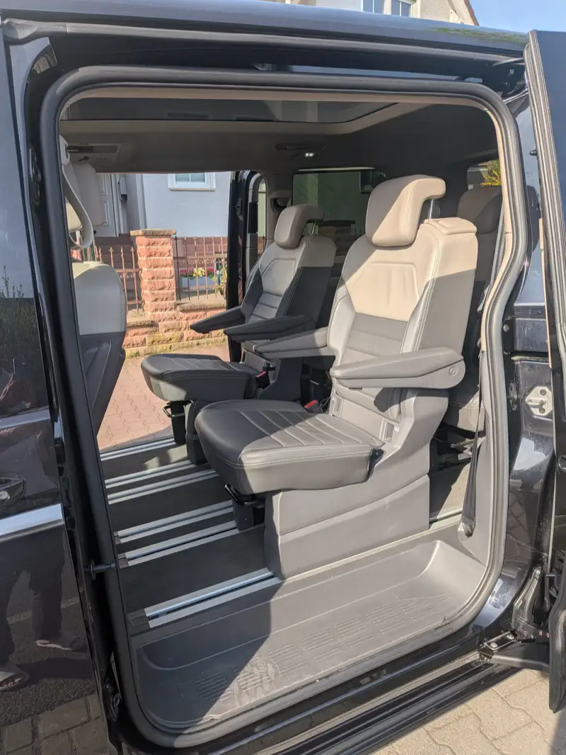 Premium comfort seats with leather upholstery — Shuttle Service Hoffmann