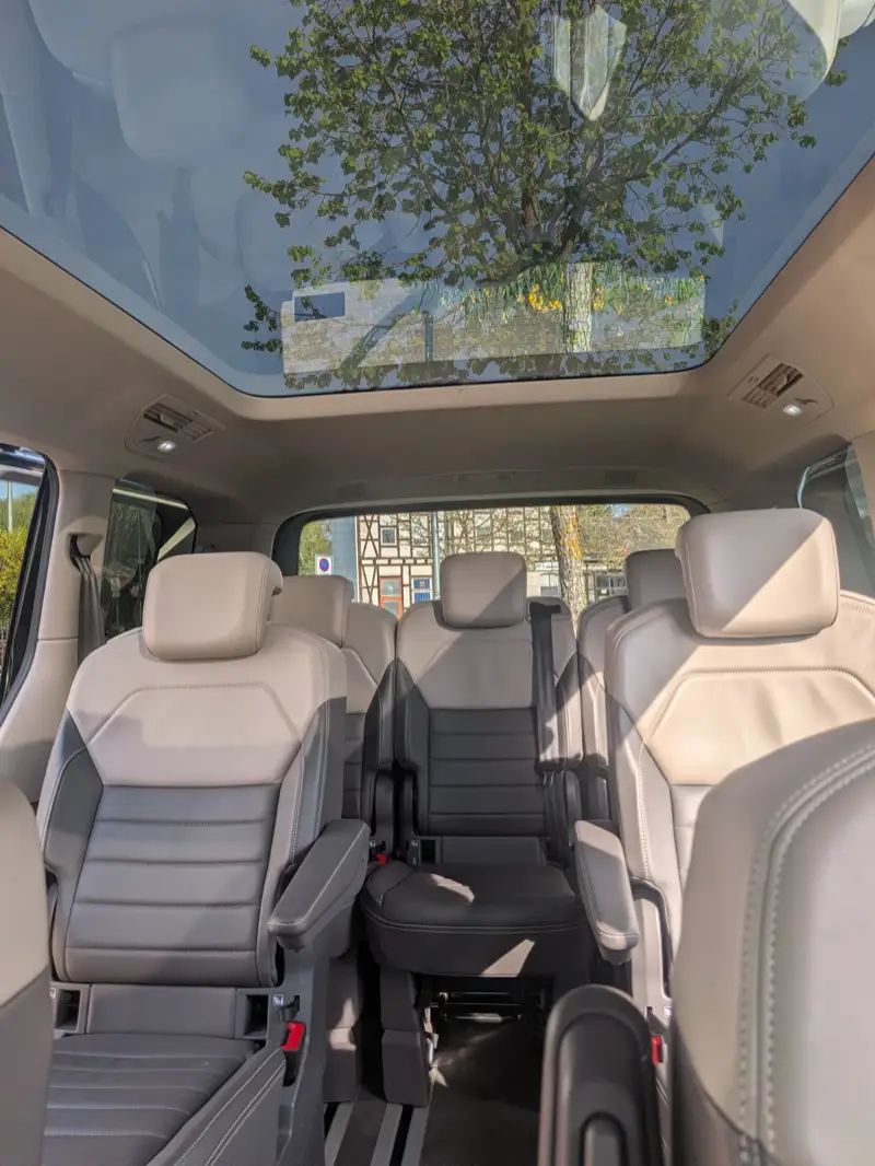 Panoramic sunroof for a bright and airy ride experience — Shuttle Service Hoffmann